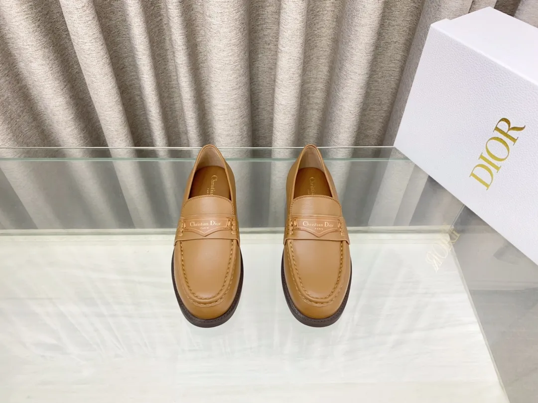 👟👟Ex-factory price 660👟👟 25Ss new Dior Boy loafers This Dior Boy loafer is a new product in the 2024 winter ready-to-wear series. It incorporates Dior's extraordinary craftsmanship and reinterprets the classic loafer design. Crafted from materials including suede and lambskin, it's enhanced with an integrated white fur lining and features a gold-tone Christian Dior Paris signature on the front leather tab. Paired with rubber soles, soft and comfortable. Upper: cowhide, inner padding: comfortable sheepskin, sole: rubber sole, size: 35-39 (40 customized, non-refundable)